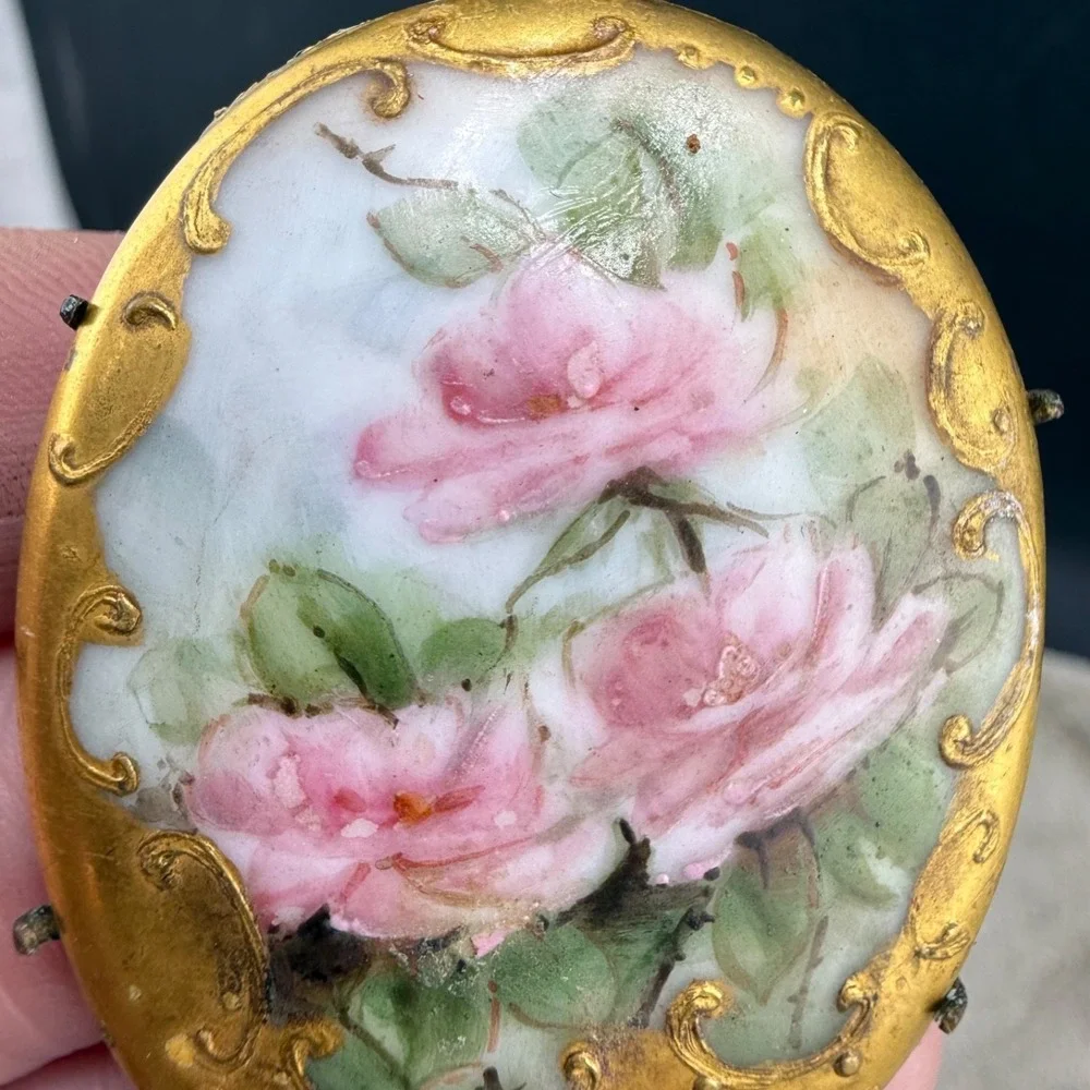 Vintage Hand Painted Porcelain Brooch‎ Gold Tone Floral